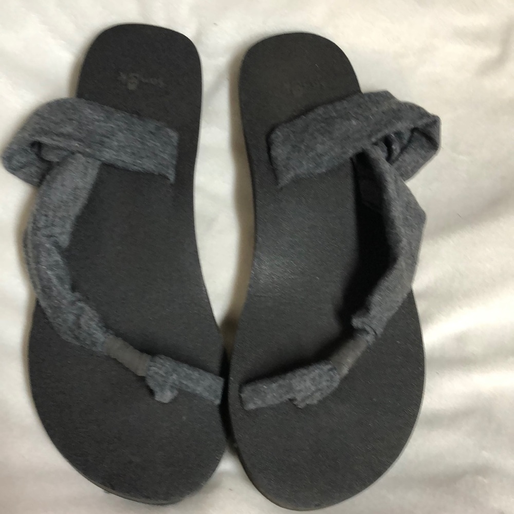Sanuk toe ring yoga slip on sandals
